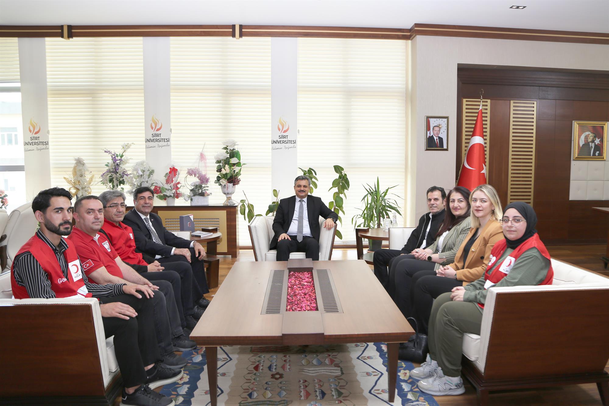Türk Kızılay Genel Merkez Yönetim Kurulu Üyesi Yener Tanık’tan Rektörümüz Prof. Dr. Nihat Şındak’a Ziyaret